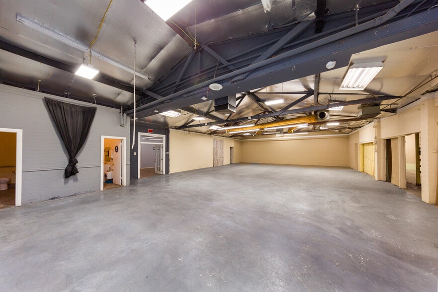 More Photos Of 11924 Vose St, North Hollywood Warehouse For Lease