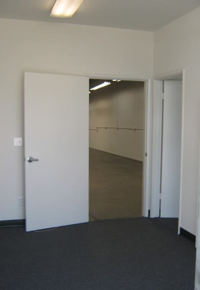 More Photos Of 2021-2041 S Lyon St, Santa Ana Light Manufacturing For Lease