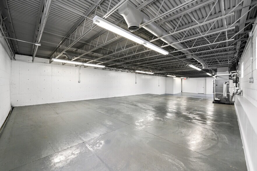 More Photos Of 3665 Central Pky, Cincinnati Warehouse For Sale