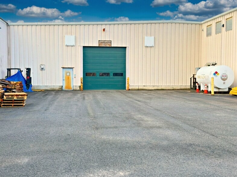 More Photos Of 510 Wilson St, Brewer Freestanding For Lease