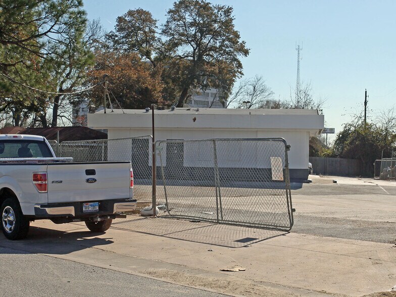 More Photos Of 10404 Northwest Fwy, Houston Service Station For Lease