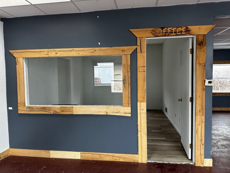 More Photos Of 1950 East Pike, Zanesville Showroom For Lease