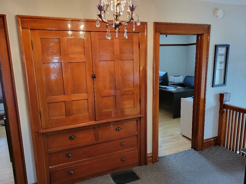 More Photos Of 117 W Willow Ave, Wheaton Office For Lease