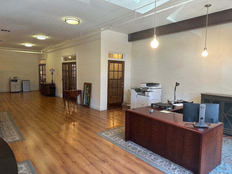 More Photos Of 22 West Court Sq, Newnan Office For Lease