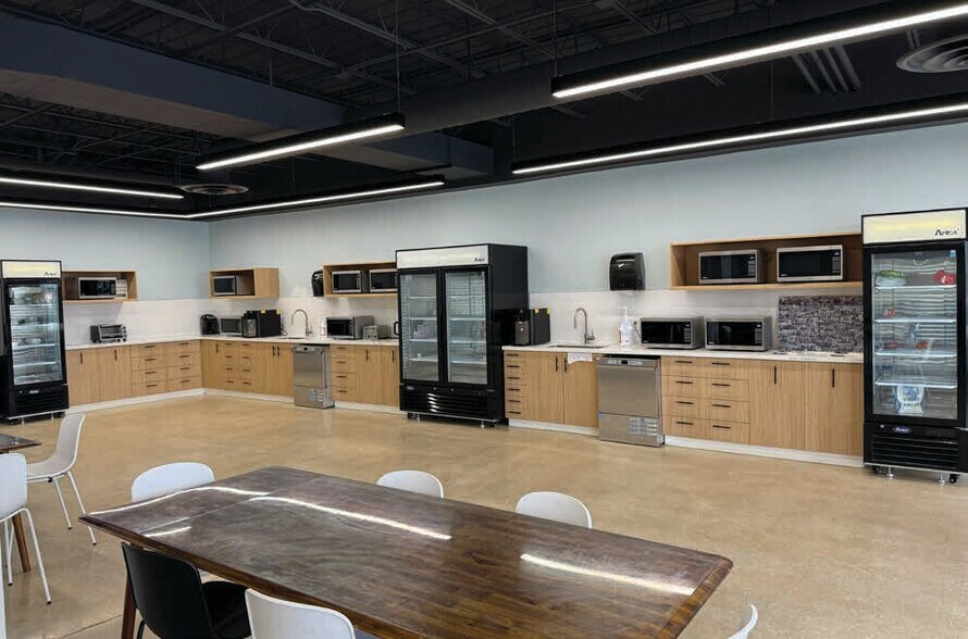 More Photos Of 170 Furniture Park, Winnipeg Distribution For Lease