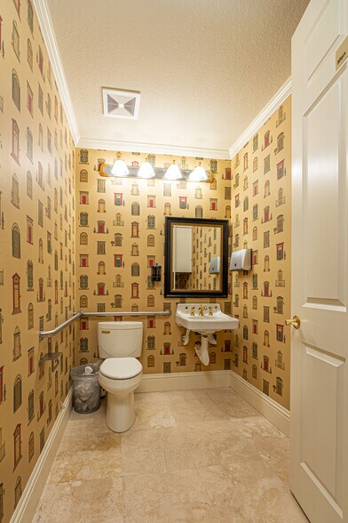 More Photos Of 5405 Taylor Rd, Naples Showroom For Sale