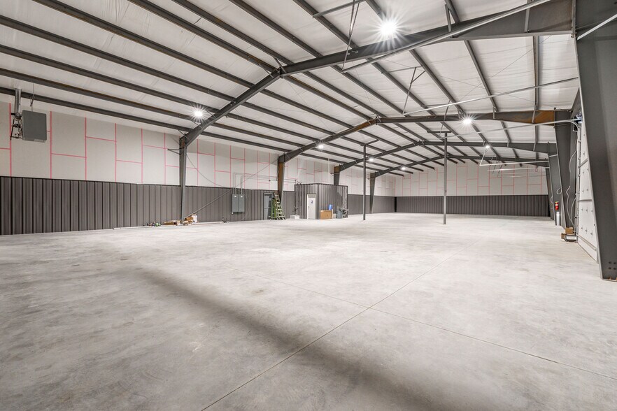 More Photos Of 116 NE 37th St, Oklahoma City Warehouse For Lease