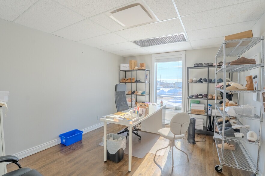 More Photos Of 2686 Ch de la Petite-Côte, Laval Light Distribution For Sale