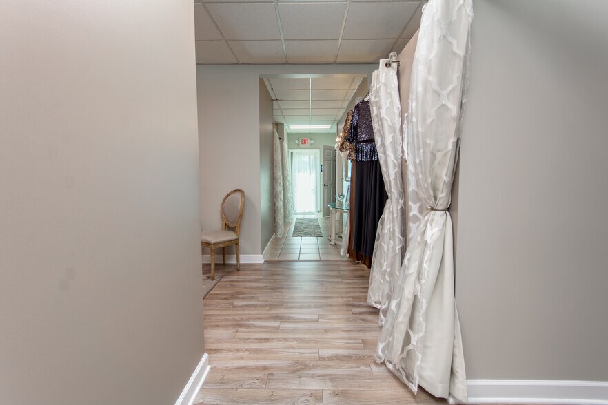 More Photos Of 8070-8078 21 Mile Rd, Shelby Township Office For Lease