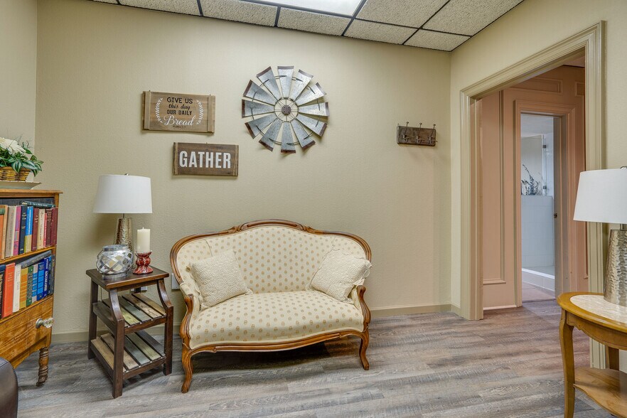 More Photos Of 109-111 S Main St, Irving Restaurant For Sale