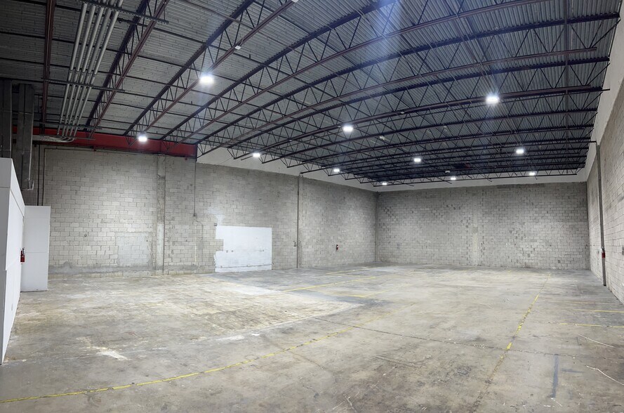 More Photos Of 7801-7889 NW 15th St, Doral Warehouse For Lease
