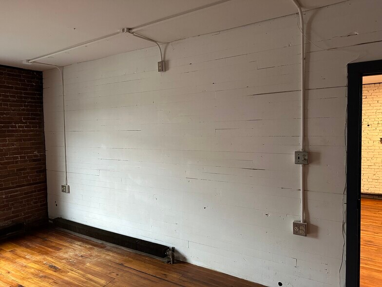 More Photos Of 55 N Cedar St, Lititz Showroom For Lease