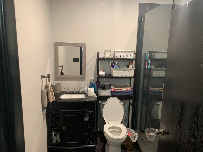 More Photos Of 2920 Inwood Rd, Dallas Office For Sale