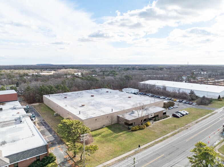 More Photos Of 889 Waverly Ave, Holtsville Warehouse For Lease