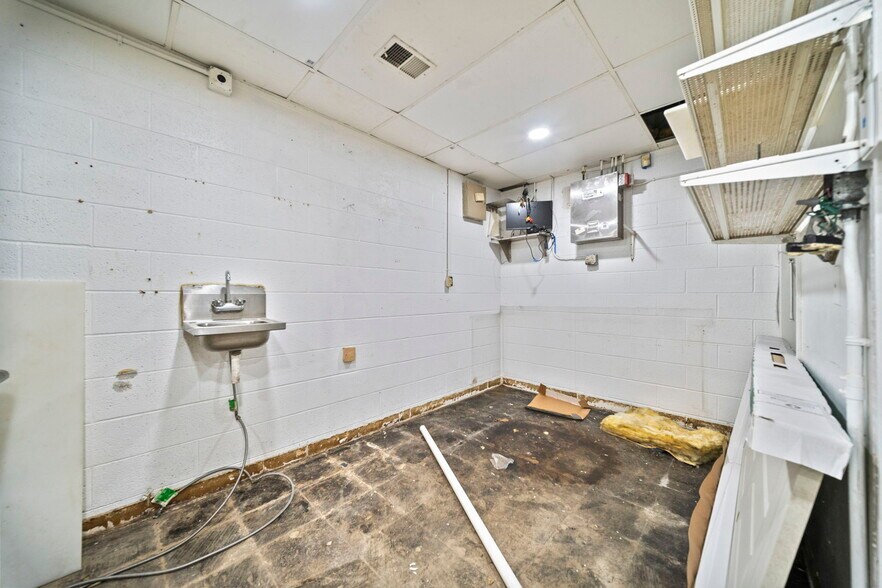 More Photos Of 1900 Tamarack Cir S, Columbus Fast Food For Lease