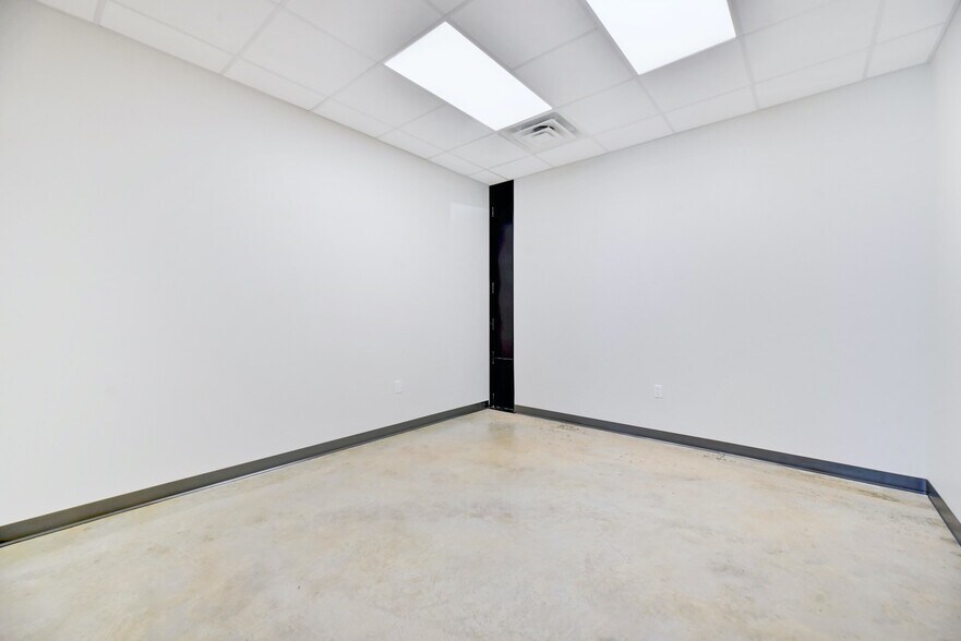 More Photos Of 11215 Conroy Ln, Austin Showroom For Lease