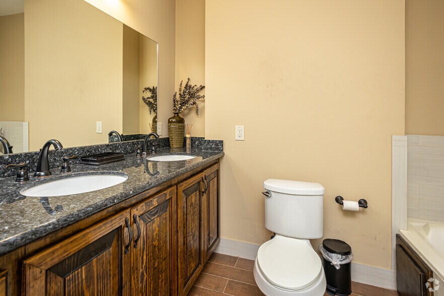More Photos Of 431-433 Gravier St, New Orleans Apartments For Sale