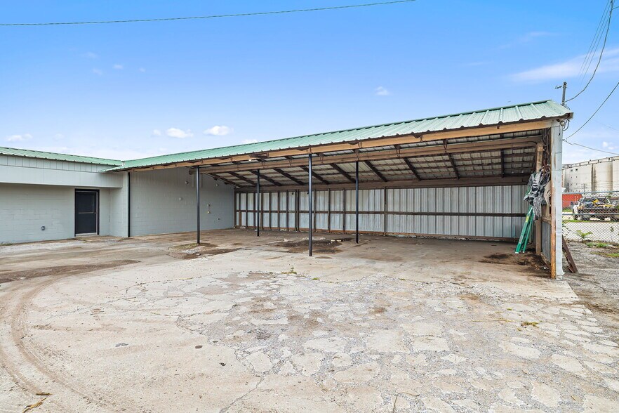 More Photos Of 1401 S Choctaw Ave, El Reno Flex For Lease