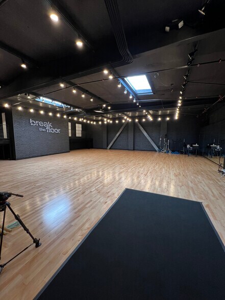 More Photos Of 5437 Satsuma Ave, North Hollywood Warehouse For Lease