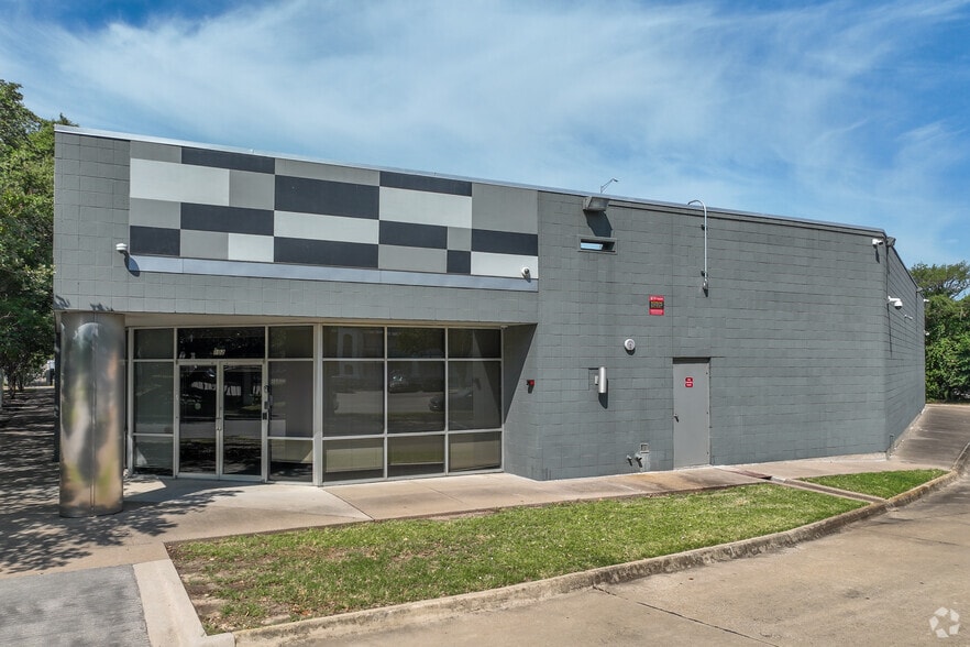 More Photos Of 10105 W Technology Blvd, Dallas Industrial For Sale