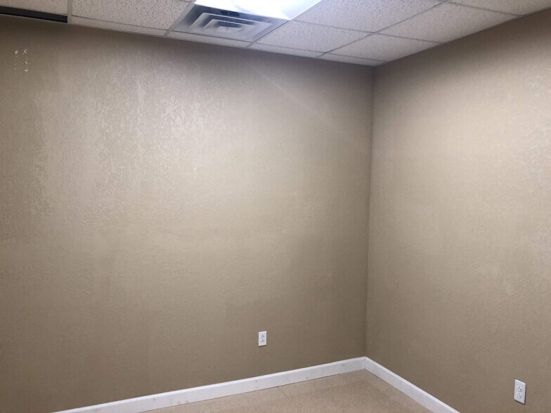 More Photos Of 2016 N Westwood Blvd, Poplar Bluff Freestanding For Sale