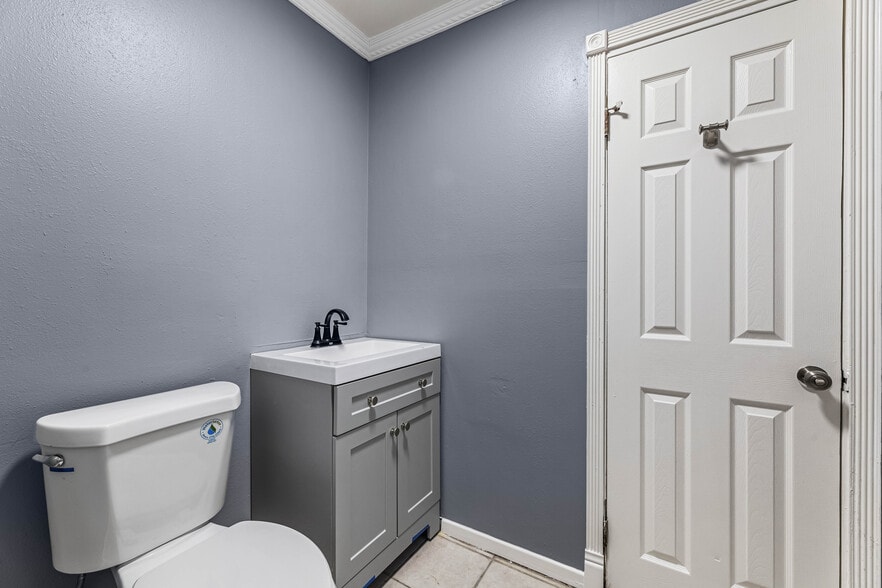 More Photos Of 15131 Illinois Ave, Paramount Warehouse For Sale