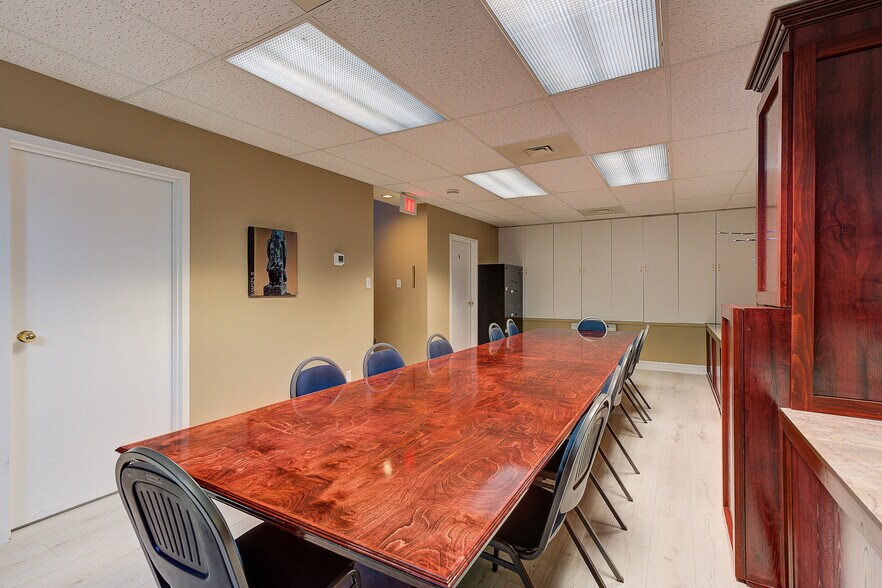 More Photos Of 415 Rue Du Village, Repentigny Office For Sale