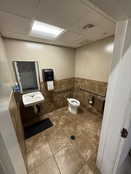 More Photos Of 671-673 NW Enterprise Dr, Port, Port Saint Lucie Manufacturing For Lease