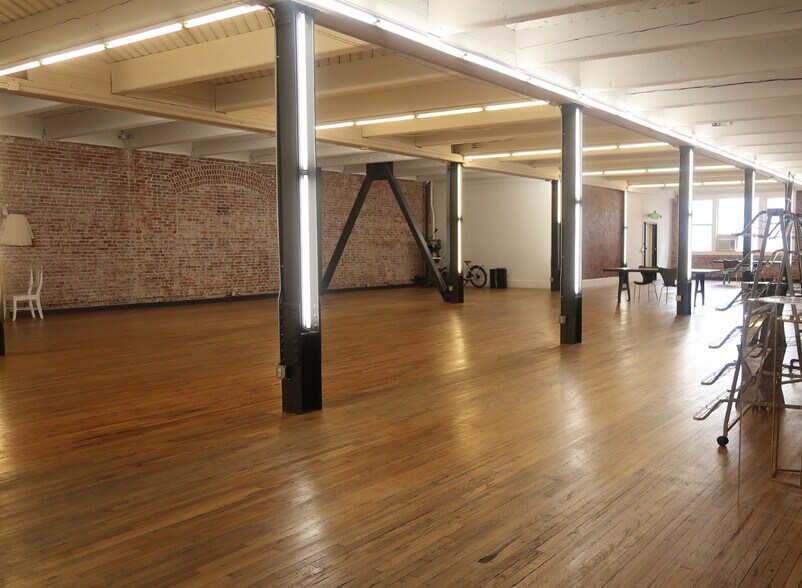 More Photos Of 843 S Los Angeles St, Los Angeles Warehouse For Lease