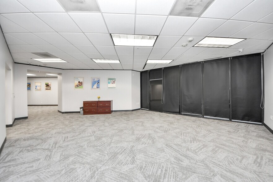 More Photos Of 6100 Corporate Dr, Houston Office For Sale