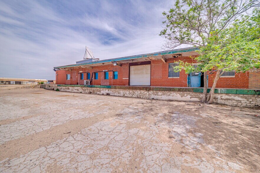 More Photos Of 2419 W Murphy St, Odessa Truck Terminal For Sale