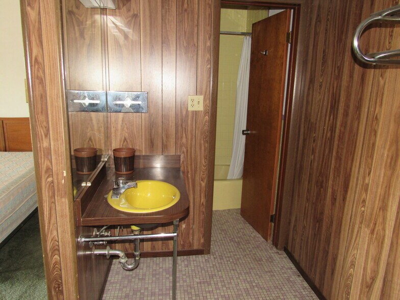 More Photos Of 11401 Pennsylvania 61 Hwy, Mount Carmel Hotel For Sale