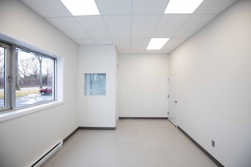 More Photos Of 46 Cain Dr, Brentwood Warehouse For Lease