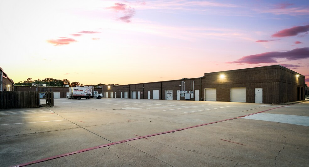 More Photos Of 1313 Valwood Pky, Carrollton Unknown For Lease