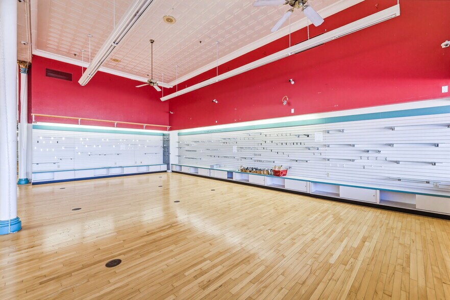 More Photos Of 29 S Chadbourne St, San Angelo Drugstore For Sale