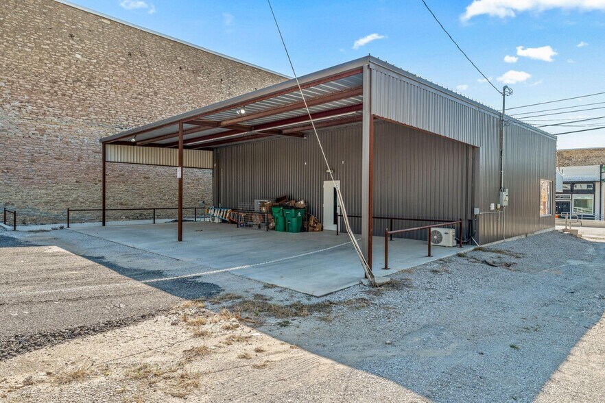 More Photos Of 120 E Blackjack St, Dublin Storefront For Sale