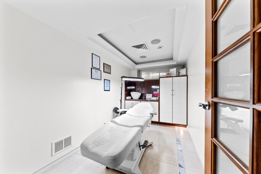 More Photos Of 330 W Frontage Rd, Northfield Medical For Lease