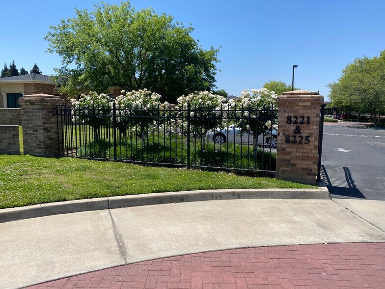 More Photos Of 8221-8227 N Fresno St, Fresno Office Residential For Lease