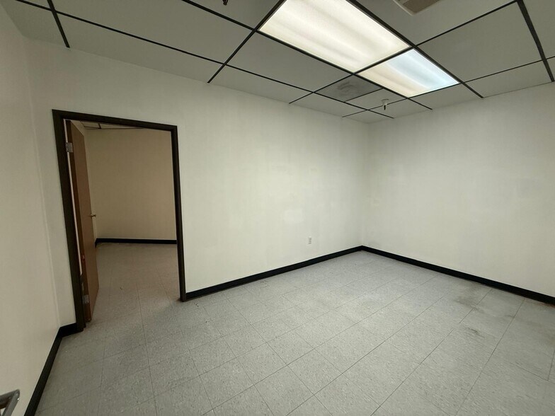 More Photos Of 7979-7989 Vickers St, San Diego Flex For Lease