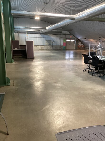 More Photos Of 360 E State Line Rd, Toledo Light Manufacturing For Lease