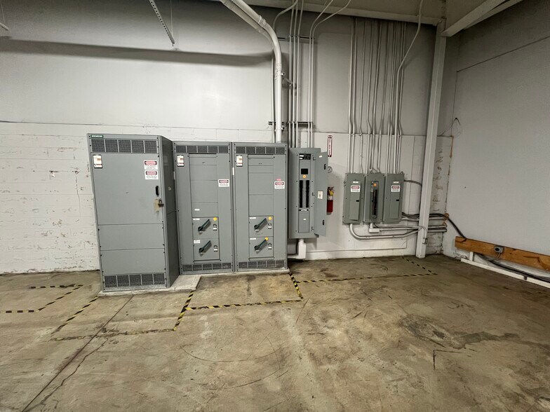 More Photos Of 5739 Professional Cir, Indianapolis Warehouse For Sale