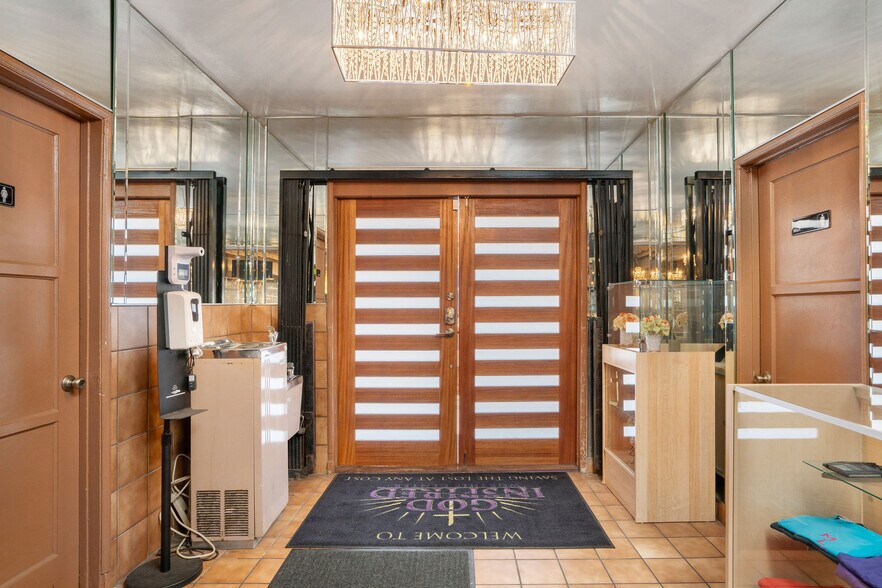 More Photos Of 8461 S San Pedro St, Los Angeles Religious Facility For Sale