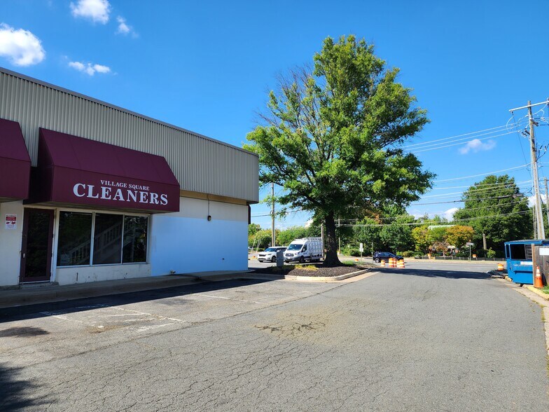 More Photos Of 129-139 Spring St, Herndon Showroom For Sale