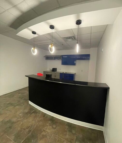 More Photos Of 7075 Kingspointe Pky, Orlando Showroom For Lease