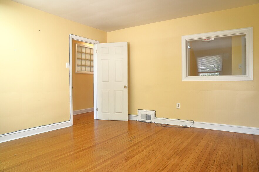 More Photos Of 221 E Princess St, York Office For Sale