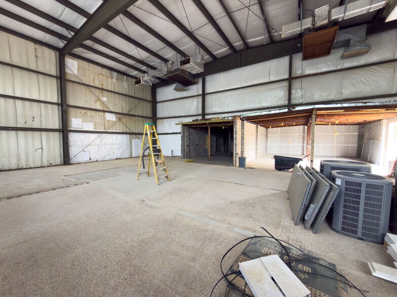 More Photos Of 3110 N Davis Hwy, Pensacola Showroom For Lease