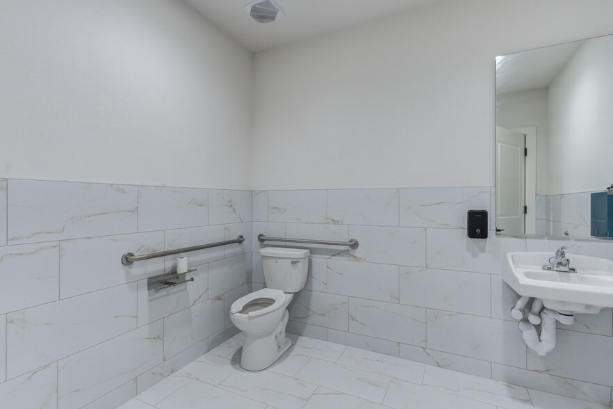 More Photos Of 8111 Patel Dr, Wolfforth Distribution For Sale