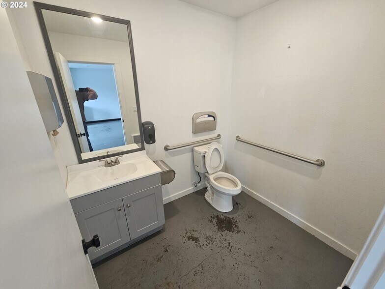 More Photos Of 5833 NE Portland Hwy, Portland Flex For Sale