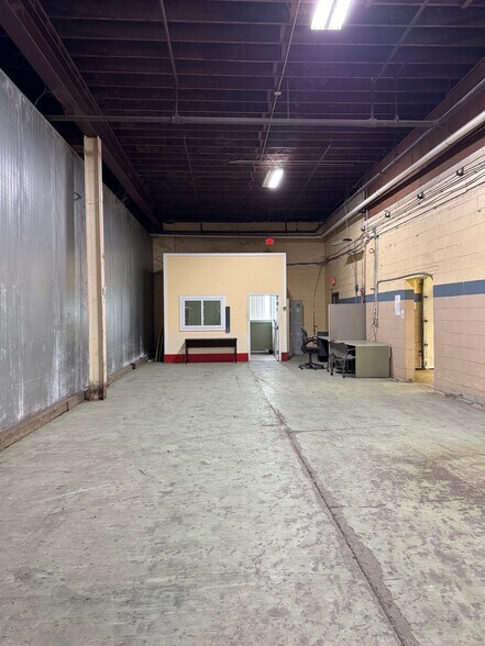 More Photos Of 195 Hudson St, Cornwall-on-Hudson Distribution For Lease