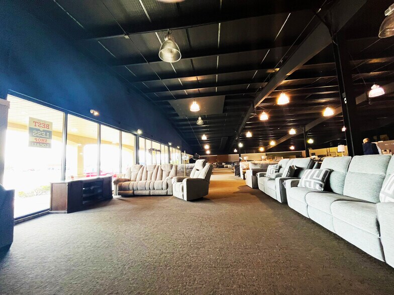 More Photos Of 904 W North St, Kendallville Storefront For Sale